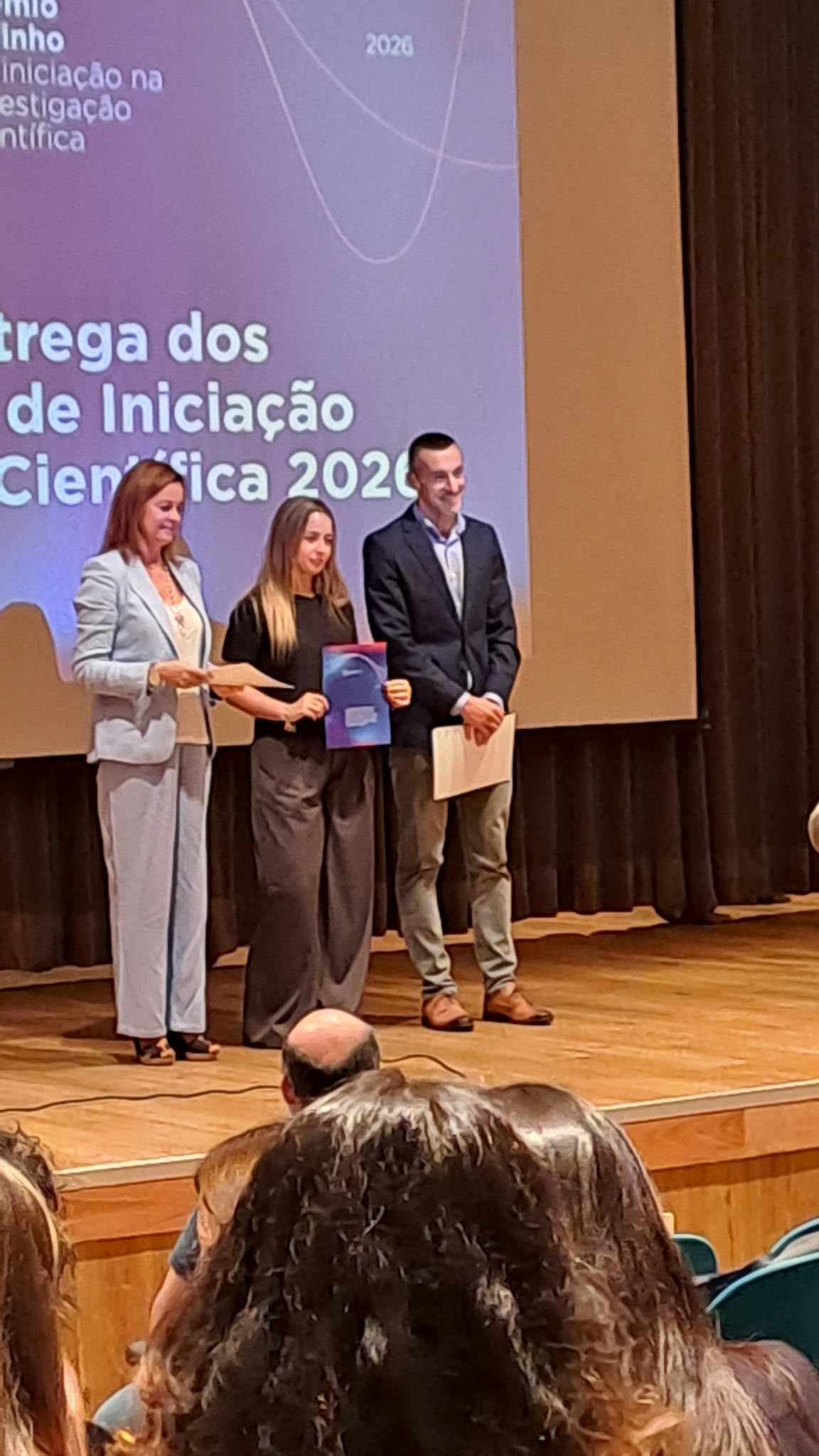 Presentation of the UMinho award to Filipa Veloso Rodrigues on stage