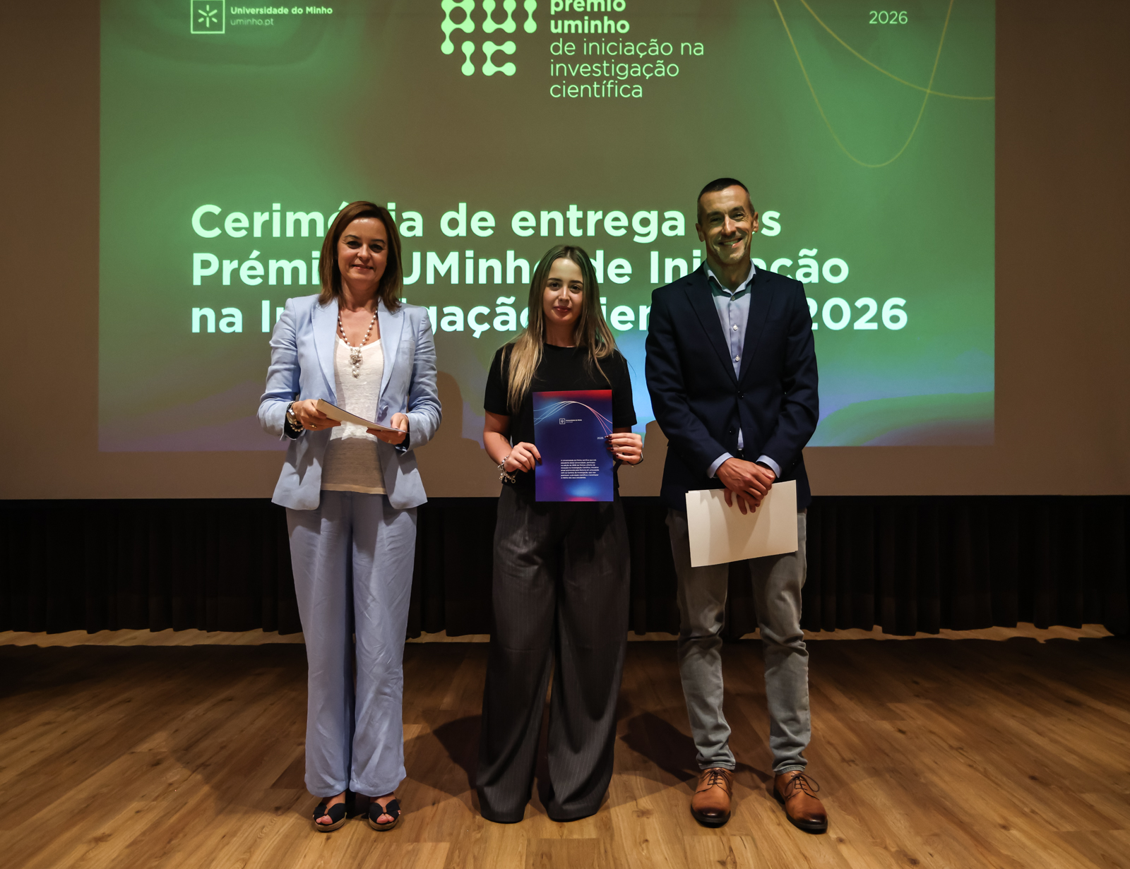 Filipa Veloso Rodrigues receives the award on behalf of the three-student ActiveMatrix team.