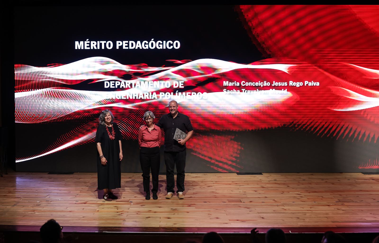 Pedagogical merit certificate presentation; the screen names Sacha Trevelyan Mould and Maria Conceição Jesus Rego Paiva
